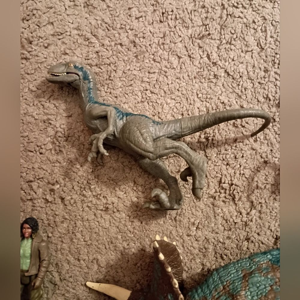 Jurassic World Dino Action Figure Toy Lot PRE-OWNED - Picture 3 of 6